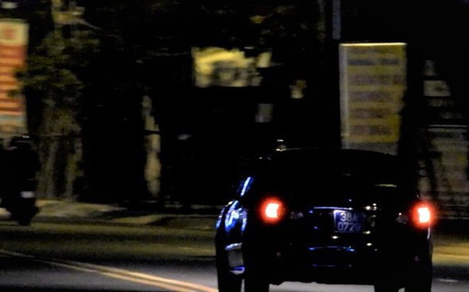 Tài xế xe biển xanh không chấp hành yêu cầu kiểm tra nồng độ cồn của CSGT (ảnh: Tiến Đạt/Tiền Phong)