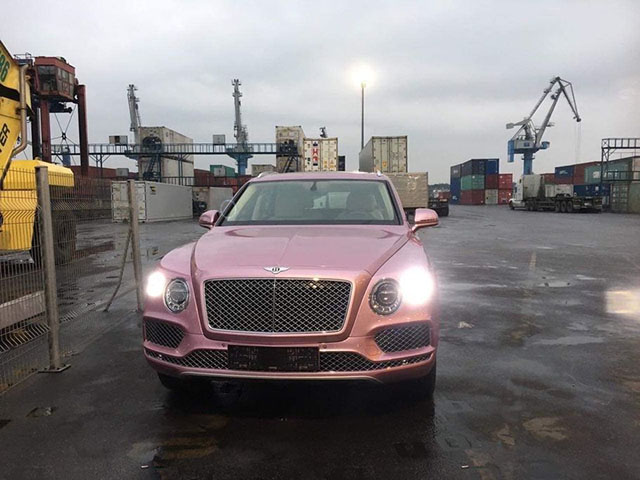 Tin tức ô tô - Cận cảnh siêu phẩm Bentley Bentayga "màu hồng" đầu tiên tại Việt Nam