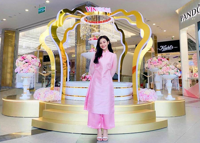 Đài phun nước “Xuân tràn may mắn” tại Vincom Center Landmark 81 mang lại không gian yêu kiều, lộng lẫy cho những bức hình năm mới.