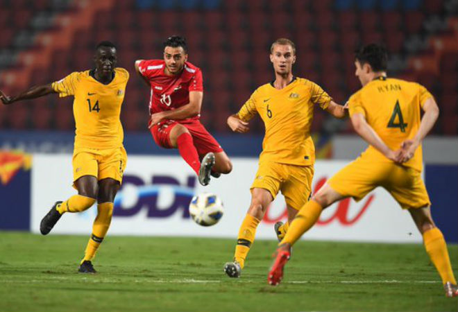 U23 Australia (áo vàng) và U23 Syria đôi công chóng mặt