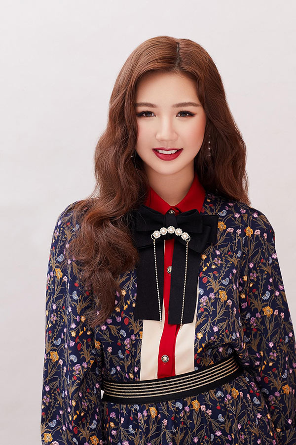  Sở hữu vóc dáng gợi cảm, AMEE không ngần ngại thử nghiệm nhiều phong cách thời trang khác nhau. Có lúc, cô nàng trông dễ thương, đáng yêu, ngọt ngào với váy họa tiết, áo cúp ngang với chi tiết tay bồng. Cũng có lúc, nữ ca sĩ 10X theo đuổi phong cách quý cô, sang chảnh hơn với áo sơ mi kèm chân váy midi tối màu điểm họa tiết.