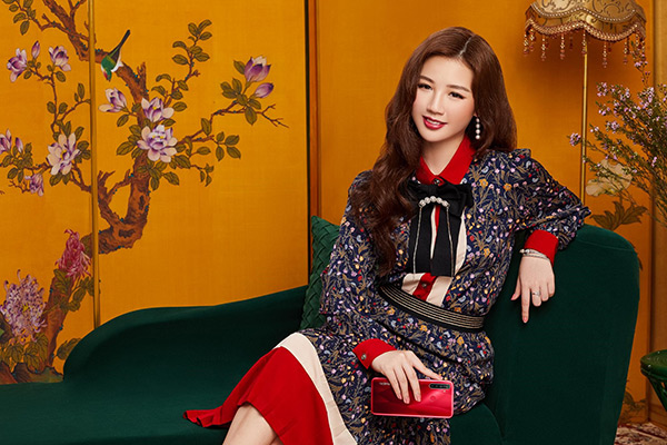 Gương mặt thanh tú và thân hình cân đối khiến AMEE có thể trải nghiệm nhiều phong cách thời trang khác nhau. Rực rỡ, tràn đầy màu sắc, đáng yêu là những tính từ thường dành cho AMEE, từ giọng hát, gương mặt đến phong cách thời trang của cô nàng.