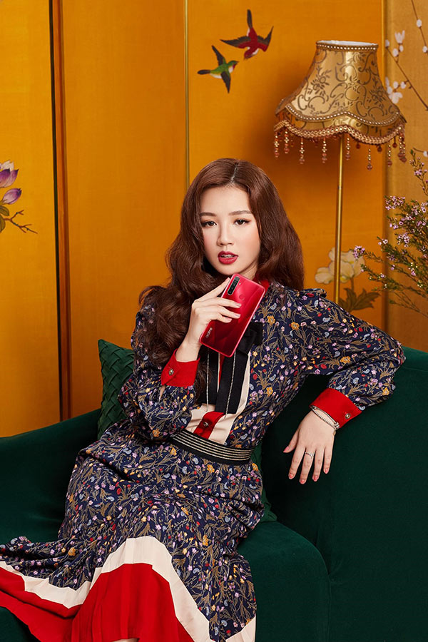 AMEE từng tự nhận mình là một “bánh bèo” đích thực. Nhìn vào phong cách thời trang của cô, người đối diện luôn cảm thấy nguồn năng lượng tích cực, sức sống tràn đầy của tuổi trẻ. Có thể nói, trẻ trung, nhiều màu sắc, năng động cũng chính là điểm chung của AMEE và Realme 5S.