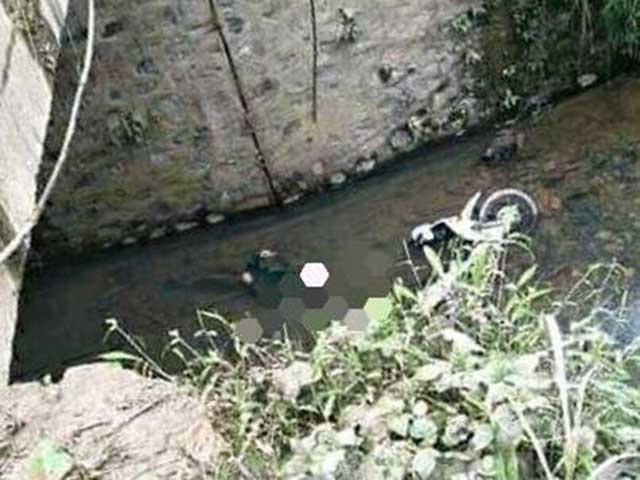 Phát hiện xác nam giới chìm cùng xe máy ở Lạng Sơn