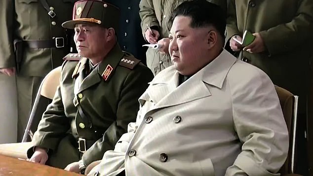 Nét mặt nghiêm nghị của ông Kim Jong Un lúc đầu