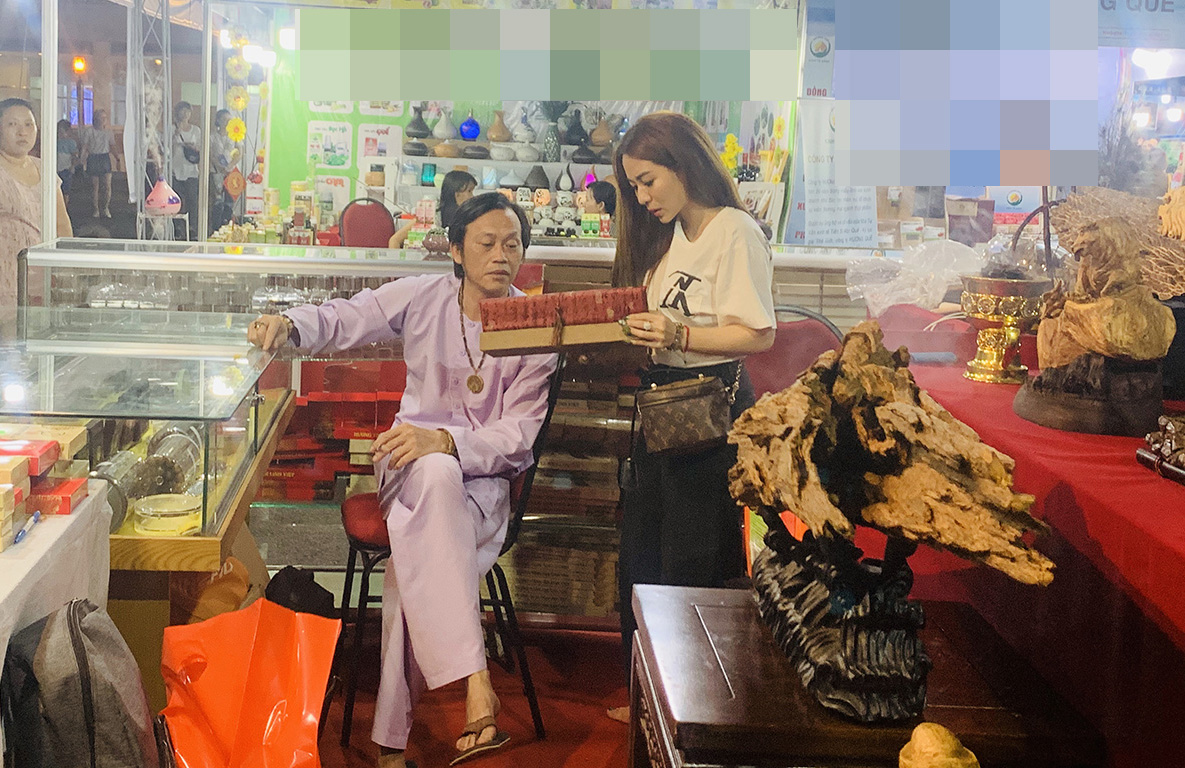 Ánh Linh hỗ trợ bố nuôi khai trương cửa hàng trầm hương ở hội chợ
