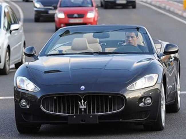 Một trong những sở thích lớn nhất của Ronaldo là ô tô. Anh lái chiếc Lamborghini Aventador trị giá 300.000 USD. Anh cũng sở hữu một chiếc Maserati, một chiếc Bentley, một chiếc Porsche và một chiếc Mercedes cùng với nhiều siêu xe khác.