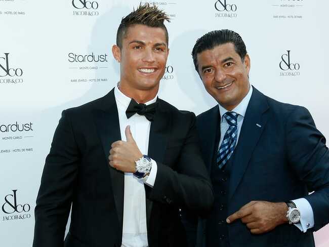 Ronaldo đeo chiếc đồng hồ Jacob and Co. trị giá 160.000 USD. Đây là món quà Jacob and Co. đã tặng cho nam cầu thủ này.