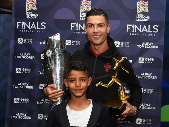 Con trai lớn của Ronaldo, Cristiano Jr., đang tích cực luyện tập để trở thành cầu thủ bóng đá chuyên nghiệp giống bố.