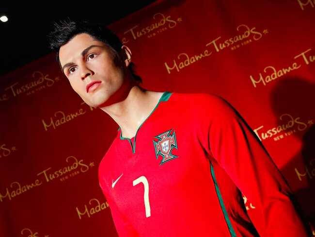 Vào năm 2015, Ronaldo đã trả gần 30.000 đô la để làm một bức tượng sáp của chính mình và trưng bày tại dinh thự riêng.