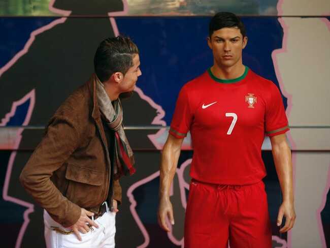 Ronaldo trả một số tiền không nhỏ cho các nhà tạo mẫu tóc để đảm bảo tóc thật ngoài đời của mình giống đến từng milimet so với kiểu tóc trong tượng sáp.