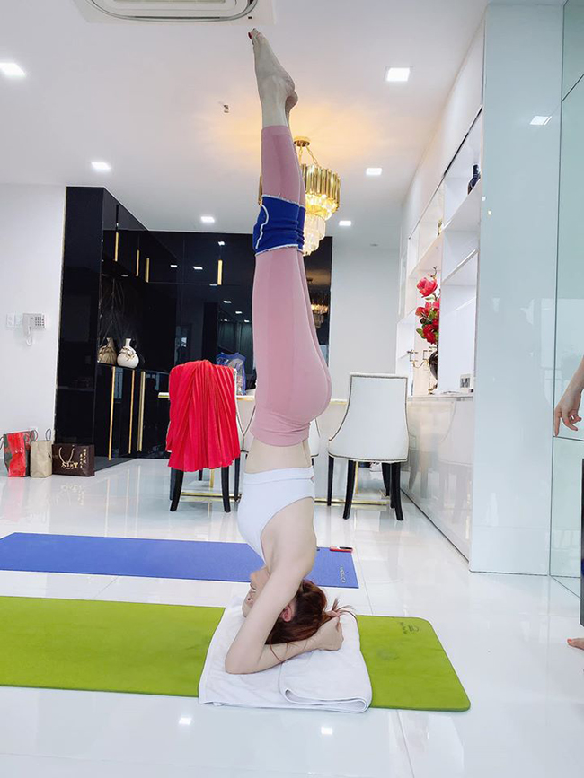 Với bộ môn này, Phan Thị Mơ có thể tập luyện tại nhà. Hiện cô có thể thực hiện nhiều động tác khó trong yoga.