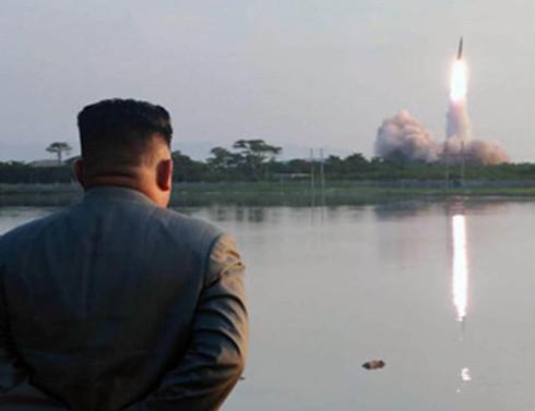 Chủ tịch Triều Tiên Kim Jong-un giám sát một vụ phóng thử tên lửa hồi tháng 7/2019. (Ảnh: KCNA)