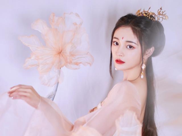 ”Bạn gái” thiếu gia giàu nhất Trung Quốc đẹp như tiên hạ phàm trong tạo hình cổ trang
