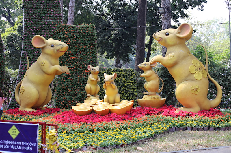  Gia đình chuột chào đón du khách ở cổng vào Hội hoa Xuân.