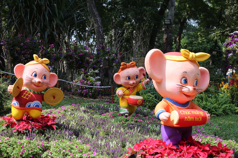  Ngoài hình ảnh gia đình con giáp của năm cầm bong bóng thể hiện số năm, còn có tượng gia đình chuột đeo nơ đánh trống rất sáng tạo.