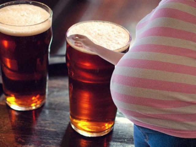 Sức khỏe đời sống - Bà bầu chỉ uống chút bia rượu ngày Tết cũng có thể phải nhận những hậu quả khủng khiếp này