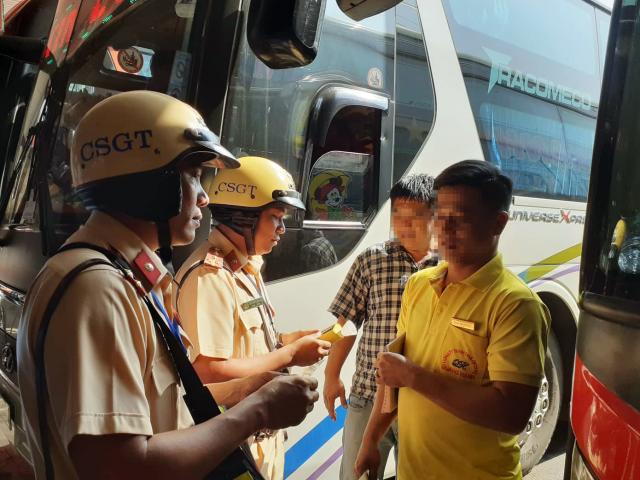 Tin tức trong ngày - Nóng trong tuần: Tài xế xe giường nằm may mắn thoát phạt dù bị CSGT phát hiện có sử dụng bia