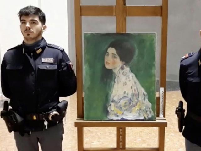 Thế giới - Đang làm vườn, vô tình phát hiện đồ ăn cắp trị giá 66 triệu USD