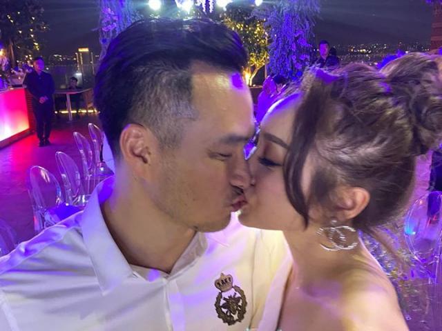 Đời sống Showbiz - Chi Bảo khóa môi bạn gái kém 16 tuổi giữa sự kiện, khách mời phản ứng bất ngờ