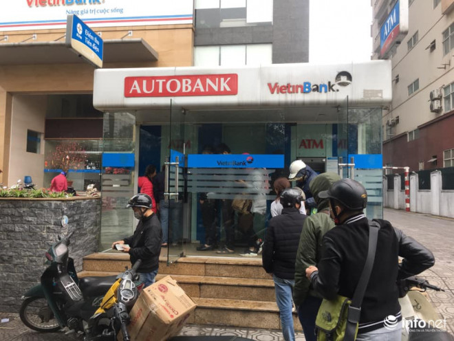 Tại cây ATM của Vietinbank trên phố Tân Mai (quận Hoàng Mai), sáng thứ Bảy (24 Tết) đông hơn so với ngày thường, nhưng cảnh xếp hàng chỉ diễn ra trong chốc lát.