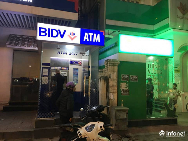Hai cây ATM của BIDV và VPBank liên tục có người ra vào, nhưng người dân cũng không cần phải chờ đợi lâu.