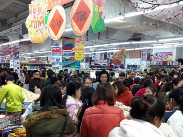 Thị trường - Tiêu dùng - Siêu thị "thất thủ" "chỉ thấy người không thấy hàng" ngày cuối năm