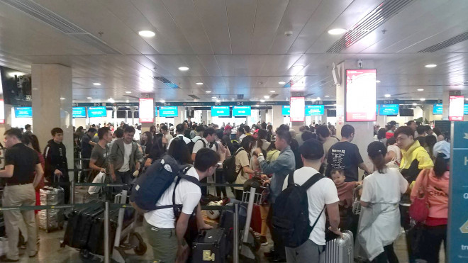 Hàng ngàn hành khách đang ngộp thở, mờ mắt ở nhà ga sân bay Tân Sơn Nhất