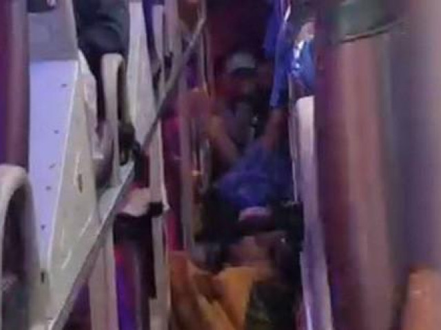 Tin tức trong ngày - Clip: Ớn lạnh xe khách nhồi nhét gấp đôi, tài xế không "mang theo" bằng lái