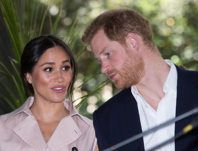 Vợ chồng Harry- Meghan trong chuyến viếng thăm của hoàng gia Anh đến châu Phi. Ảnh: WireImage