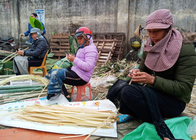 Công việc chẻ lạt giang gói bánh chưng những ngày Tết Nguyên đán Canh Tý 2020 cũng mang lại một nguồn thu kha khá cho những người phụ nữ xã Thiệu Dương (TP Thanh Hóa)
