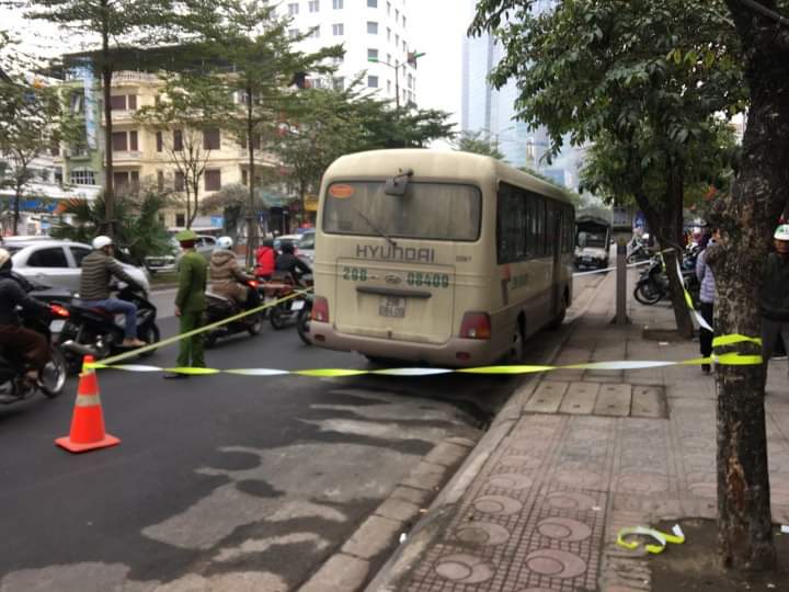 Nam tài xế tử vong trên chiếc ô tô 29 chỗ dừng, đỗ trước cửa nhà dân.