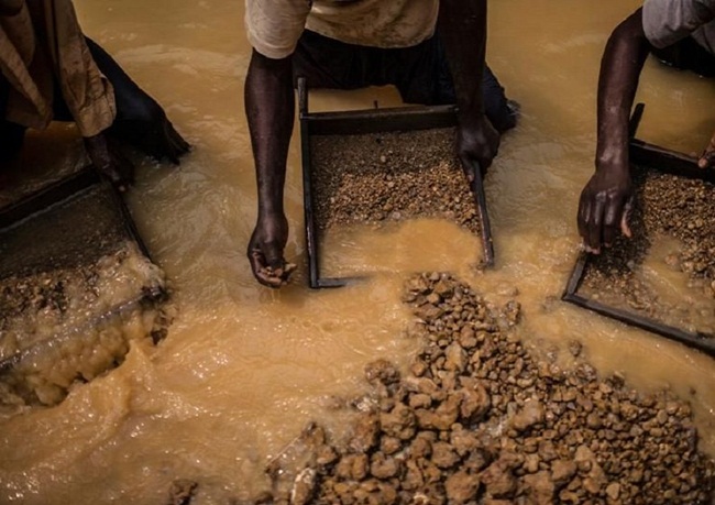 Theo Time, tại Congo, gần như tất cả việc khai thác kim cương đều làm bằng tay.