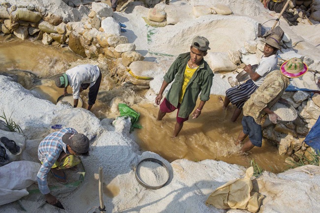 Nhiều cư dân ở Mogok dùng tay tìm kiếm "kho báu" bị bỏ trong nước thải ra hay đá bỏ đi.