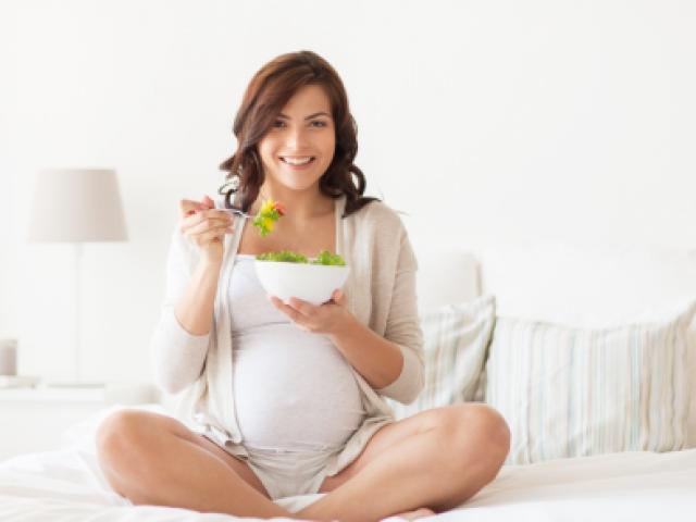 Sức khỏe đời sống - Phụ nữ mang thai nên tránh ăn nhiều những món này trong ngày Tết