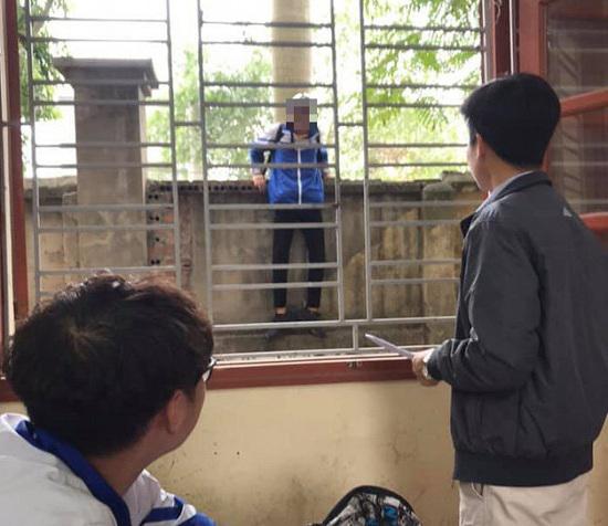 Bức ảnh nam sinh đi học muộn gây bão mạng xã hội