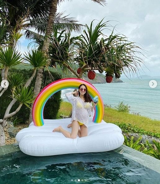 Con gái rượu của đại gia Minh Nhựa bụng vượt mặt diện bikini càng gợi cảm hơn - 4