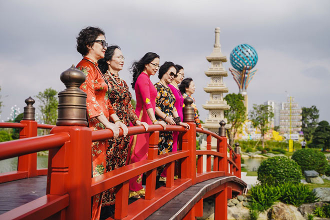 Bối cảnh "đẹp như mơ" tại Vườn Nhật với những chiếu cầu vòm, vườn zen và cây cảnh độc đáo càng tôn thêm vẻ rạng ngời của các quý bà U60