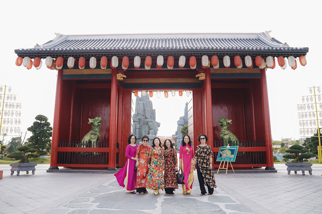 “Cảm ơn Vinhomes đã mang lại lễ hội hoa xuân thật đẹp và hoành tráng cho cư dân, thật vui vì ở tuổi U60, chúng tôi vẫn cùng nắm tay nhau già đi và có chốn du xuân tuyệt vời như vậy!"