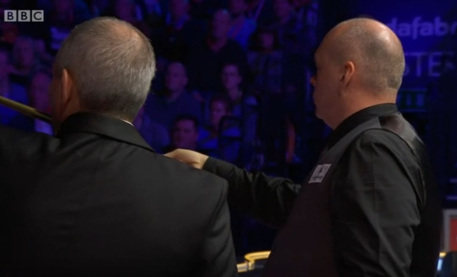 Bingham dừng lại, chỉ gậy lên khán đài khi tiếng động lạ phát ra