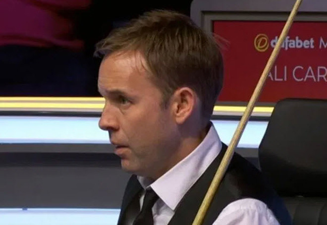 Cơ thủ 40 tuổi người Anh không cười trước trò đùa lố bịch của khán giả