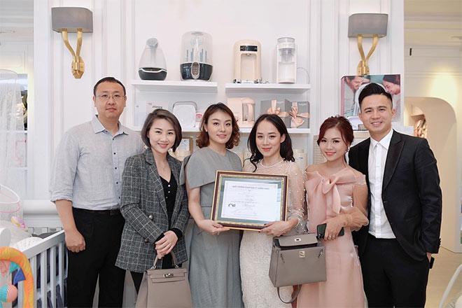 Giám đốc Mr. Lee Seung Jin- Chủ tịch tập đoàn Mamachi Global trao bằng đại lý xuất sắc cho Suri Store