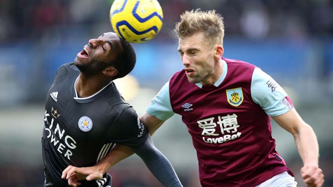Leicester (áo đen) gặp khó trên sân Burnley