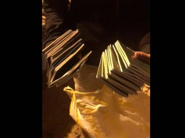 Tin tức trong ngày - Bới tung xe rác trong đêm tìm 29 cuốn hộ chiếu ở Đà Nẵng