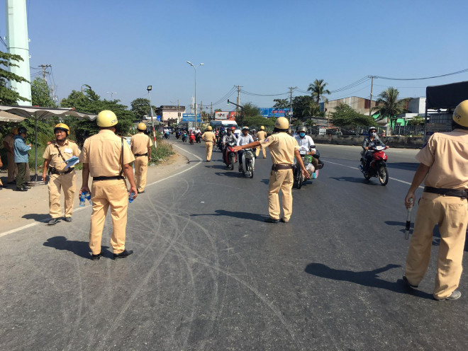 Gặp CSGT, nhiều người bất ngờ bởi sau khi dừng xe được tặng nước, khăn lạnh, kèm theo những lời dặn dò