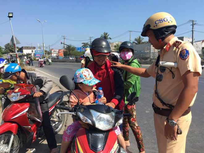 Ngoài tuyên truyền, nhắc nhở về quê đón Tết nhưng phải nghiêm chỉnh chấp hành Luật Giao thông, CSGT tặng nước khiến nhiều người bất ngờ