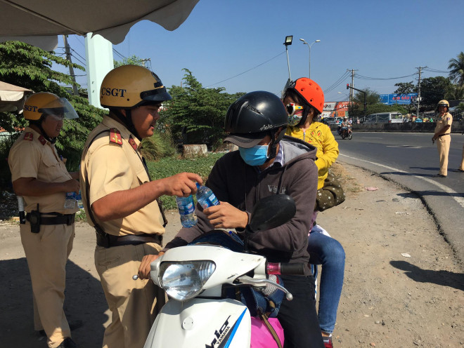 Nhiều người vỡ òa sau khi CSGT TP HCM yêu cầu dừng xe - 2