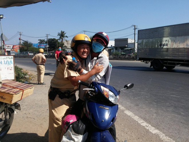 Có những cái ôm giữa tài xế và chiến sĩ CSGT