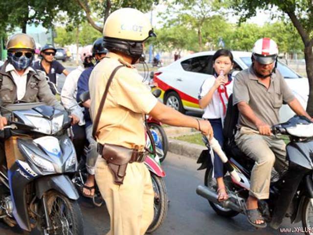 Thế giới xe - Những lỗi vi phạm với xe máy khiến tài xế bị tước giấy phép lái xe ngay lập tức theo nghị định 100