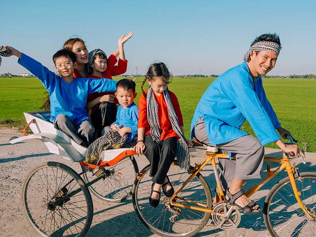 Đời sống Showbiz - Lý Hải đưa vợ và 4 con về miền Tây làm điều đặc biệt